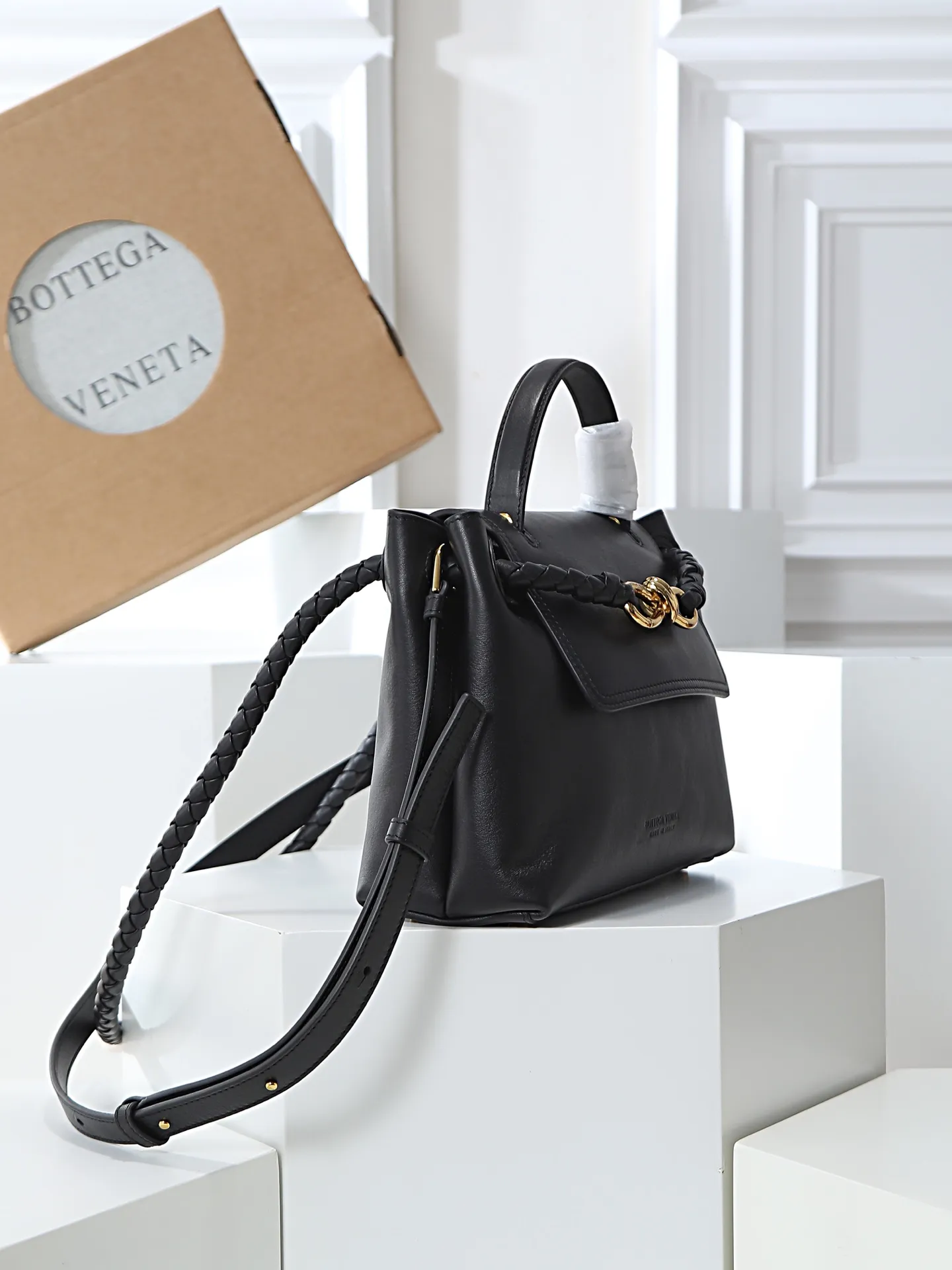 1150. Bottega Veneta's latest Ciao Ciao bag is a two-way flap handbag in silky cowhide, decorated with signature twist details, hidden hook closure, the flap can be fastened to the front, or connected to the INTRECCIATO woven internal pocket, with an adjustable and removable crossbody strap, an internal compartment, and a zippered pocket. The surprise flap has various shapes. Style 1 - Cover the bag surface, exposing the knot and knot decoration. Style 2 - Place the flap inside the bag. A buckle is also designed. Style 3 - The U-shaped position of the top handle in the hand bag. Style No.: 835835 Size: 26*19*10.5cm